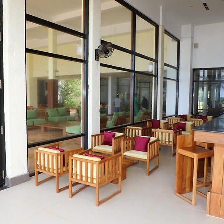 Grand Beach Wadduwa Buitenkant foto